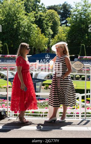 Ascot, Bergen, Großbritannien. 8.. Juli 2022. Die Sonne schien heute bei der Hitzewelle, die am Sumer Mile Racing Weekend Property Raceday auf der Ascot Racecourse beginnt. Quelle: Maureen McLean/Alamy Live News Stockfoto