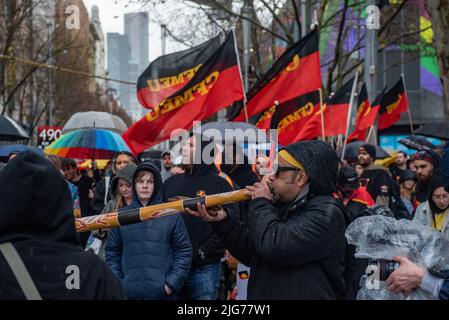 Melbourne, Australien. 8.. Juli 2022. Ein Mann spielt das Didgeridoo während der NAIDOC Week march durch Melbournes CBD. Quelle: Jay Kogler/Alamy Live News Stockfoto