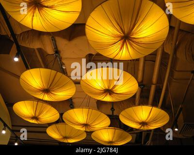 Papierlampe an der Decke Stockfoto