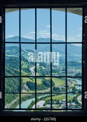 Herrliche Aussicht auf die Salzach und die Umgebung durch ein Sperrfenster von der mittelalterlichen Burg Hohenwerfen in Österreich Stockfoto