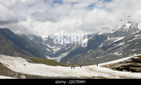 Rohtang Pass bedeckt mit Schneefeldern im Himalaya, Himachal Pradesh, Indien Stockfoto