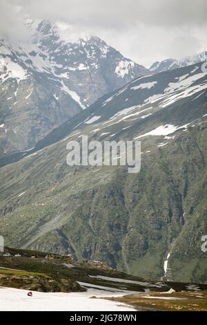 Rohtang Pass bedeckt mit Schneefeldern im Himalaya, Himachal Pradesh, Indien Stockfoto