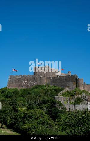 Das ikonische Schloss EMont Orgueil, das den Eingang zum Hafen von Gorey der britischen Kronenabhängigkeit von Jersey, den Kanalinseln und den Britischen Inseln bewacht. Stockfoto