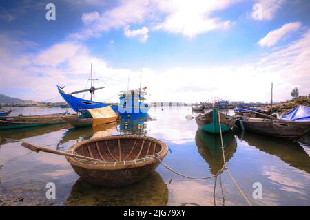 Korbboote auf My Khe Beach in Danang. Traditionelle vietnamesische kleine Fischerboote auf My Khe Beach in Danang, Vietnam. Stockfoto