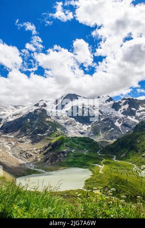 Blick auf den Gletschersee Steinsee, dahinter Schmelzgletscher Steingletscher aufgrund der globalen Erwärmung, Kanton Uri, Schweiz Stockfoto