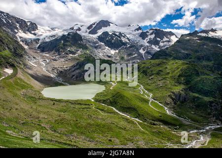 Blick auf den Steinsee vor dem Hotel, Steingletscher im Hintergrund auf den Uri-Pass, Schweiz Stockfoto