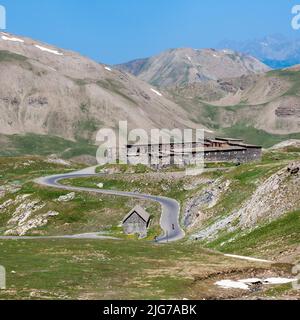 Historisches Fortin Fort Garrison Caserne de Restefond, im Vordergrund Passstraße zum Col de la Bonette, Col de Restefond, Route de la Bonette Stockfoto