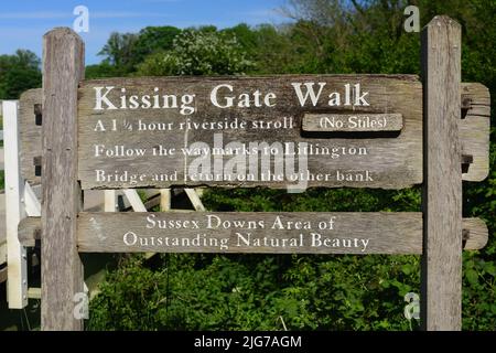 Kissing Gate Walk-Schild neben dem Cuckmere River in Alfriston, East Sussex. Stockfoto