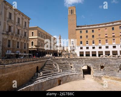 Das antike römische Amphitheater von Lecce wurde 1901 im Stadtzentrum entdeckt und nur teilweise freigelegt Stockfoto