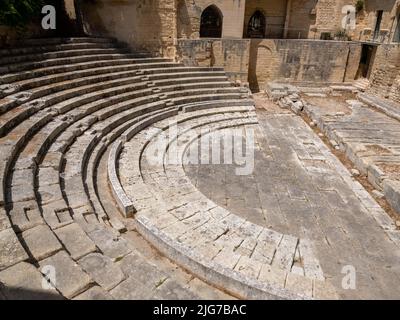 Alte römische Ruinen eines gut erhaltenen Theaters in der apulischen Stadt Lecce in Süditalien Stockfoto