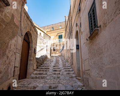 Straßenszene im Sassi-Viertel von Mdera, Italien mit Kalksteinhäusern und höhlenartigen Wohnhäusern aus der Altsteinzeit Stockfoto