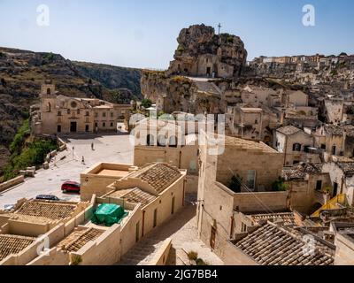 Panoramablick auf die Sassi di Matera, die alten Höhlenwohnungen und die Altstadt von Matera, Italien, die aus der Altsteinzeit stammt Stockfoto