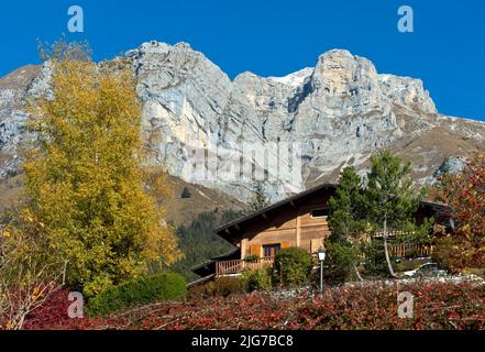 Chalet am Fuße der Bergkette La Tournette im Herbst, Massif des Bornes, Montmin, Haute-Savoie, Frankreich Stockfoto