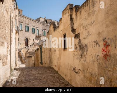 Straßenszene im Sassi-Viertel von Mdera, Italien mit Kalksteinhäusern und höhlenartigen Wohnhäusern aus der Altsteinzeit Stockfoto