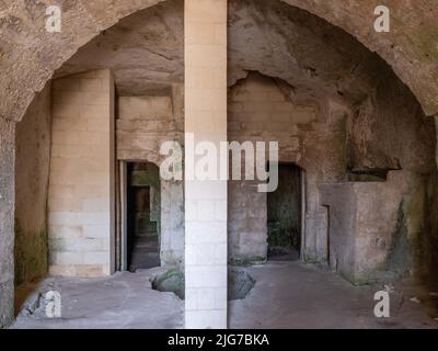 Unrestaurierte Höhlenwohnung der Sassi in der antiken italienischen Stadt Mdera, Basilikata mit verschiedenen Räumen, Bögen und Zisternen Stockfoto