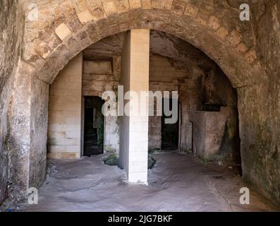 Unrestaurierte Höhlenwohnung der Sassi in der antiken italienischen Stadt Mdera, Basilikata mit verschiedenen Räumen, Bögen und Zisternen Stockfoto