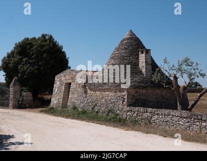 Trulli Häuser der Region Alberobello in Apulien mit konischen Dächern aus prähistorischen Zeiten aus Kalksteinfelsen und mortarless Stockfoto