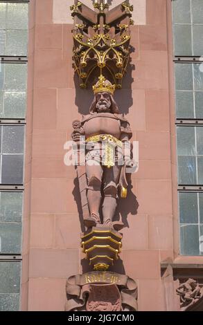 Statue des deutschen Kaiser Karl IV., Altes Rathaus Römer, Römerberg, Frankfurt am Main, Hessen, Deutschland Stockfoto