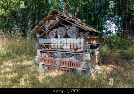 Großes Insektenhotel aus Stein und Holz, das ein sicheres Refugium für Wildtiere bietet Stockfoto