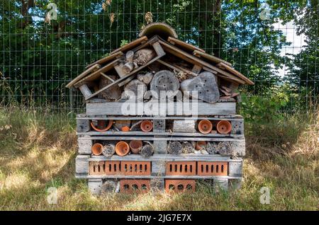 Großes Insektenhotel aus Stein und Holz, das ein sicheres Refugium für Wildtiere bietet Stockfoto