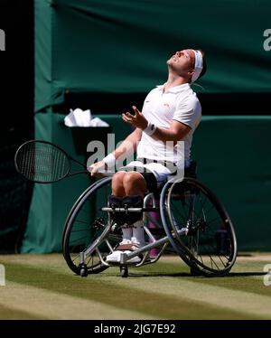 Alfie Hewett reagiert gegen Gustavo Fernandez in ihrem Herren-Halbfinalspiel im Rollstuhl am 12. Tag der Wimbledon Championships 2022 im All England Lawn Tennis and Croquet Club in Wimbledon. Bilddatum: Freitag, 8. Juli 2022. Stockfoto