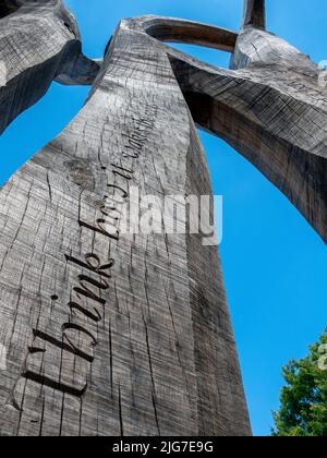 Witness (2016-2021) Skulptur von John Merrill im Langley Vale Centenary Wood in Epsom, Surrey, England, UK Stockfoto