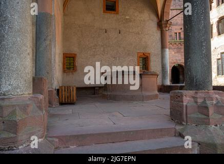 Blick auf den Brunnensaal des Heidelberger Schlosses mit Granitsäulen aus römischer Zeit. Baden Württemberg, Deutschland, Europa Stockfoto