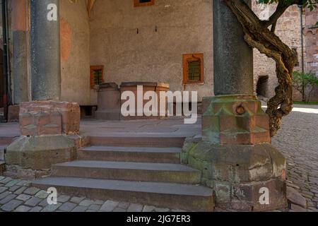 Blick auf den Brunnensaal des Heidelberger Schlosses mit Granitsäulen aus römischer Zeit. Baden Württemberg, Deutschland, Europa Stockfoto