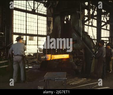 Hämmern einer Ziehstange auf den Dampftropfhammer in der Schmiede, Santa Fe R.R. Shops, Albuquerque, New Mexico. Stockfoto