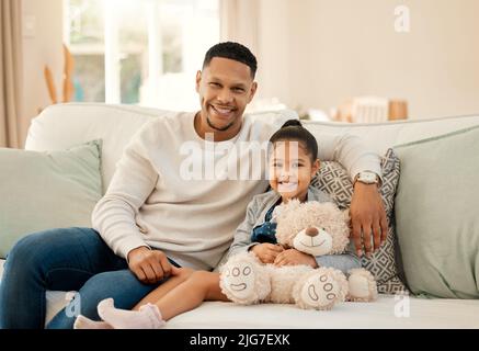 Eine Vater-Tochter-Bindung ist das wertvollste. Aufnahme eines jungen Vaters und einer Tochter, die zu Hause Zeit miteinander verbringen. Stockfoto