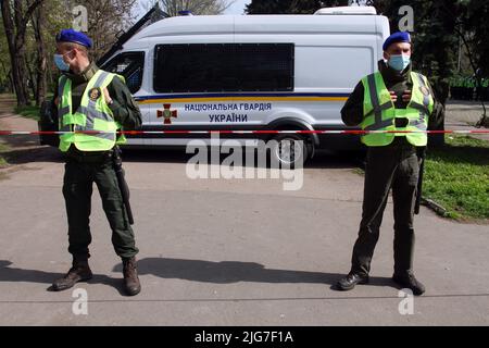 2. Mai 2021, Odessa, Ukraine: Das Personal der Nationalgarde der Ukraine in der Nähe des Kulykove-Feldes gesehen. Die Auseinandersetzungen in Odesa 2014 waren eine Reihe von Konflikten zwischen pro-Maidan- und Anti-Maidan-Demonstranten, die sich nach der Revolution der würde in der südukrainischen Stadt Odesa ereigneten. Die Gewalt verschärfte sich am 2. Mai, als ein Pro-Maidan-Mob Anti-Maidan-Aktivisten attackierte und Anti-Maidan-Aktivisten in ein Gewerkschaftshaus zwang, das von Pro-maidan-Demonstranten, die Molotow-Cocktails auf das Gebäude warfen, in Brand gesetzt wurde. Die Menge wurde schon bei ihrem marc skandiert, um sie in Brand zu setzen Stockfoto