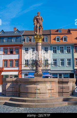 Der Herkules-Brunnen steht vor dem Rathaus in der Altstadt. Baden Württemberg, Deutschland, Europa Stockfoto