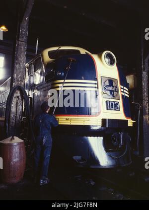 Waschen eines der Santa Fe R.R. 54 Pferdekraftdiesel-Güterlokomotiven im Roundhouse, Argentine, Kansas. Der argentinische Hof liegt in Kansas City, Kansas. Stockfoto