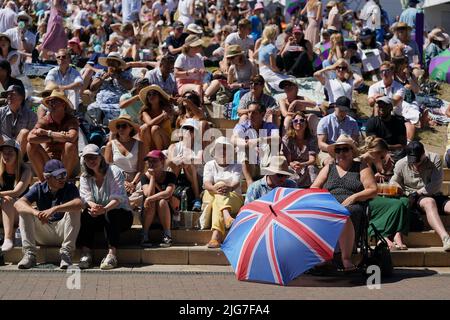Am 12. Tag der Wimbledon Championships 2022 im All England Lawn Tennis and Croquet Club, Wimbledon, schützen sich die Zuschauer vor der Sonne. Bilddatum: Freitag, 8. Juli 2022. Stockfoto