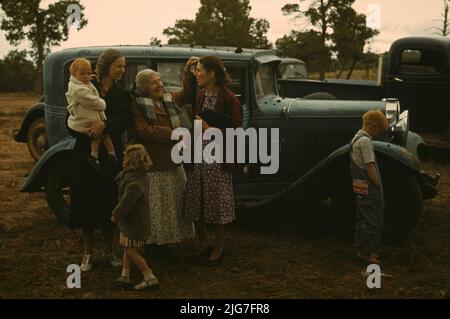 Freunde treffen sich in der Pie Town, New Mexico Fair. Stockfoto