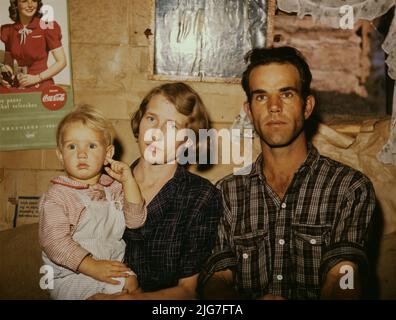 Jack Whinery, Gehöft, mit seiner Frau und dem jüngsten seiner fünf Kinder, Pie Town, New Mexico. Stockfoto