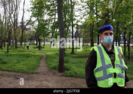 2. Mai 2021, Odessa, Ukraine: Das Personal der Nationalgarde der Ukraine in der Nähe des Kulykove-Feldes gesehen. Die Auseinandersetzungen in Odesa 2014 waren eine Reihe von Konflikten zwischen pro-Maidan- und Anti-Maidan-Demonstranten, die sich nach der Revolution der würde in der südukrainischen Stadt Odesa ereigneten. Die Gewalt verschärfte sich am 2. Mai, als ein Pro-Maidan-Mob Anti-Maidan-Aktivisten attackierte und Anti-Maidan-Aktivisten in ein Gewerkschaftshaus zwang, das von Pro-maidan-Demonstranten, die Molotow-Cocktails auf das Gebäude warfen, in Brand gesetzt wurde. Die Menge wurde schon zu ihrer Zeit skandiert, um sie in Brand zu setzen Stockfoto