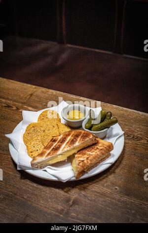 Käse und Gurkenröschen im Ye Olde Mitre Public House, London, Großbritannien Stockfoto