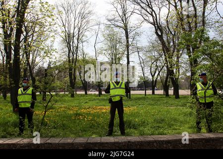 2. Mai 2021, Odessa, Ukraine: Das Personal der Nationalgarde der Ukraine in der Nähe des Kulykove-Feldes gesehen. Die Auseinandersetzungen in Odesa 2014 waren eine Reihe von Konflikten zwischen pro-Maidan- und Anti-Maidan-Demonstranten, die sich nach der Revolution der würde in der südukrainischen Stadt Odesa ereigneten. Die Gewalt verschärfte sich am 2. Mai, als ein Pro-Maidan-Mob Anti-Maidan-Aktivisten attackierte und Anti-Maidan-Aktivisten in ein Gewerkschaftshaus zwang, das von Pro-maidan-Demonstranten, die Molotow-Cocktails auf das Gebäude warfen, in Brand gesetzt wurde. Die Menge wurde schon zu ihrer Zeit skandiert, um sie in Brand zu setzen Stockfoto