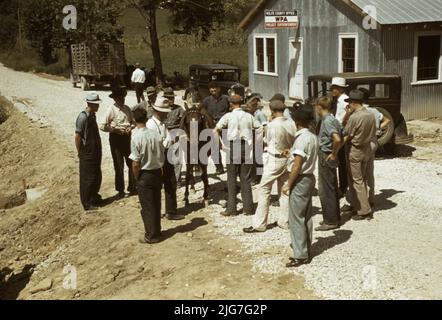 Bergsteiger und Bauern, die Maultiere und Pferde auf der „Jockey St.“ in der Nähe des Court House, Campton, Wolfe County, Kentucky, handeln. [Bergsteiger beziehen sich hier auf Menschen, die in einer Bergregion leben. Zeichen: „Wolfe County Office - WPA (Work Projects Administration) - Project Superintendent“]. Stockfoto