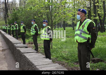 2. Mai 2021, Odessa, Ukraine: Das Personal der Nationalgarde der Ukraine in der Nähe des Kulykove-Feldes gesehen. Die Auseinandersetzungen in Odesa 2014 waren eine Reihe von Konflikten zwischen pro-Maidan- und Anti-Maidan-Demonstranten, die sich nach der Revolution der würde in der südukrainischen Stadt Odesa ereigneten. Die Gewalt verschärfte sich am 2. Mai, als ein Pro-Maidan-Mob Anti-Maidan-Aktivisten attackierte und Anti-Maidan-Aktivisten in ein Gewerkschaftshaus zwang, das von Pro-maidan-Demonstranten, die Molotow-Cocktails auf das Gebäude warfen, in Brand gesetzt wurde. Die Menge wurde schon zu ihrer Zeit skandiert, um sie in Brand zu setzen Stockfoto