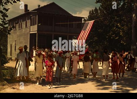 Eine Feier am 4. Juli, St. Helena Island, S.C.; zeigt Texaco-Tankstelle hinter Flagge. Stockfoto