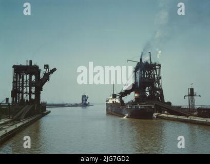 Verladung eines Frachters mit Kohle an einem der drei Kohledocks der Pennsylvania Railroad, Sandusky, Ohio. Stockfoto