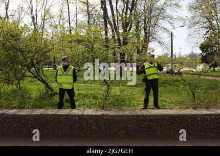 2. Mai 2021, Odessa, Ukraine: Das Personal der Nationalgarde der Ukraine in der Nähe des Kulykove-Feldes gesehen. Die Auseinandersetzungen in Odesa 2014 waren eine Reihe von Konflikten zwischen pro-Maidan- und Anti-Maidan-Demonstranten, die sich nach der Revolution der würde in der südukrainischen Stadt Odesa ereigneten. Die Gewalt verschärfte sich am 2. Mai, als ein Pro-Maidan-Mob Anti-Maidan-Aktivisten attackierte und Anti-Maidan-Aktivisten in ein Gewerkschaftshaus zwang, das von Pro-maidan-Demonstranten, die Molotow-Cocktails auf das Gebäude warfen, in Brand gesetzt wurde. Die Menge wurde schon zu ihrer Zeit skandiert, um sie in Brand zu setzen Stockfoto