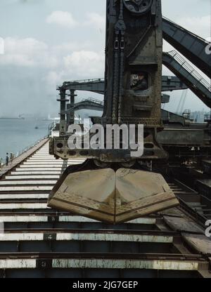 Pennsylvania R.R. Erz dockt an, um Eisenerz von einem Seefrachter mit Hilfe des "Hulett" Entladers, Cleveland, Ohio, zu entladen. Stockfoto