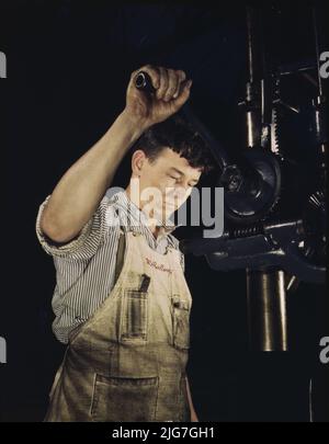 Betreiber der Bohrpresse, Allegheny Ludlum Steele Corp., Brackenridge, Pa. Stockfoto