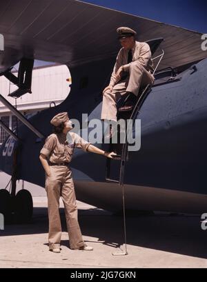 Frau Eloise J. Ellis, Senior Supervisor in der Abt. für Montage und Reparaturen des Marinestützpunktes, sprach mit einem der Männer, Corpus Christi, Texas. Stockfoto