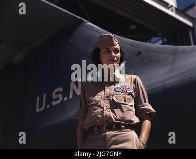 Frau Eloise J. Ellis wurde vom öffentlichen Dienst zur leitenden Aufsichtsbehörde in der Versammlungs- und Reparaturabteilung des Naval Air Base, Corpus Christi, Texas, ernannt. Sie sorgt für eine weibliche Moral in ihrer Abteilung, indem sie geeignete Lebensbedingungen für ausrangige Mitarbeiter arrangiert und ihnen bei ihren persönlichen Problemen hilft. Stockfoto