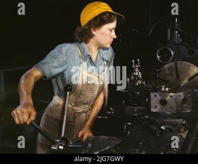 Drehmaschine für die Bearbeitung von Teilen für Transportflugzeuge im Werk der Consolidated Aircraft Corporation, Fort Worth, Texas. Stockfoto