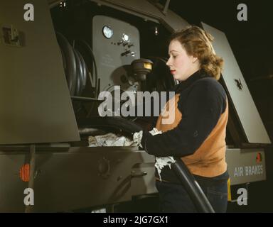 Agnes Cliemka, 23, verheiratet und Ehemann, kann jeden Tag in den Dienst [US-bewaffnete Dienste] gehen, Heil and Co., Milwaukee, Wisconsin. Agnes arbeitete früher in einem Dep[artmen]t-Laden. Überprüfung des Benzinschlauchs von Benzinanhängern vor dem Abdrehen der Luftwaffe. Stockfoto